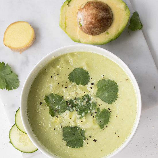 Frisse, groene gazpacho met avocado en komkommer