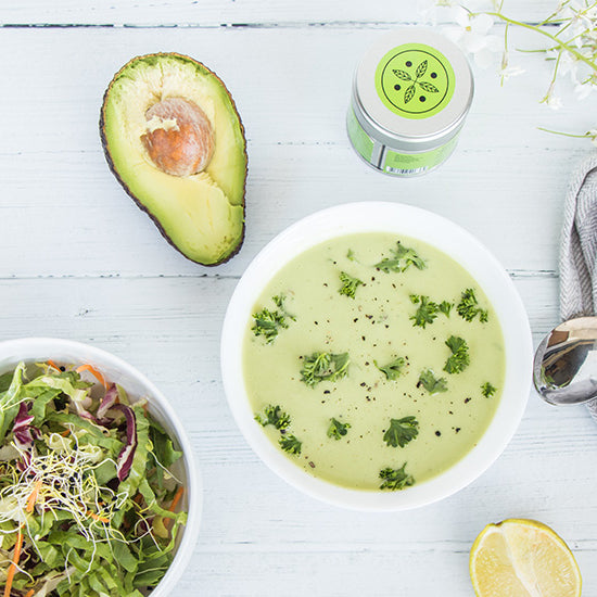 Saladedressing met avocado en matcha