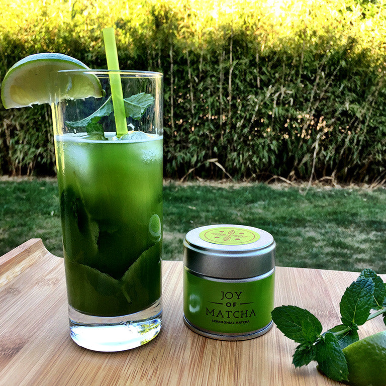 Zo maak je zelf een verfrissende matcha ijsthee in slechts 2 minuten