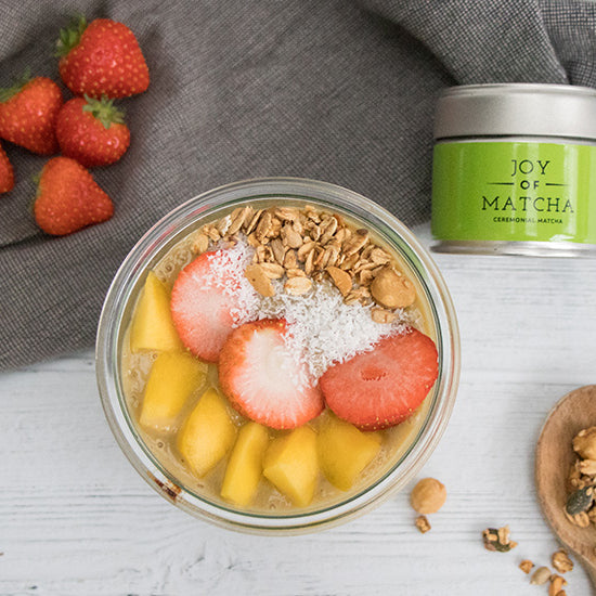 Matcha mango smoothie met banaan en aardbei