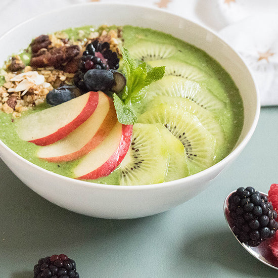 Ontbijt smoothie bowl met bosvruchten