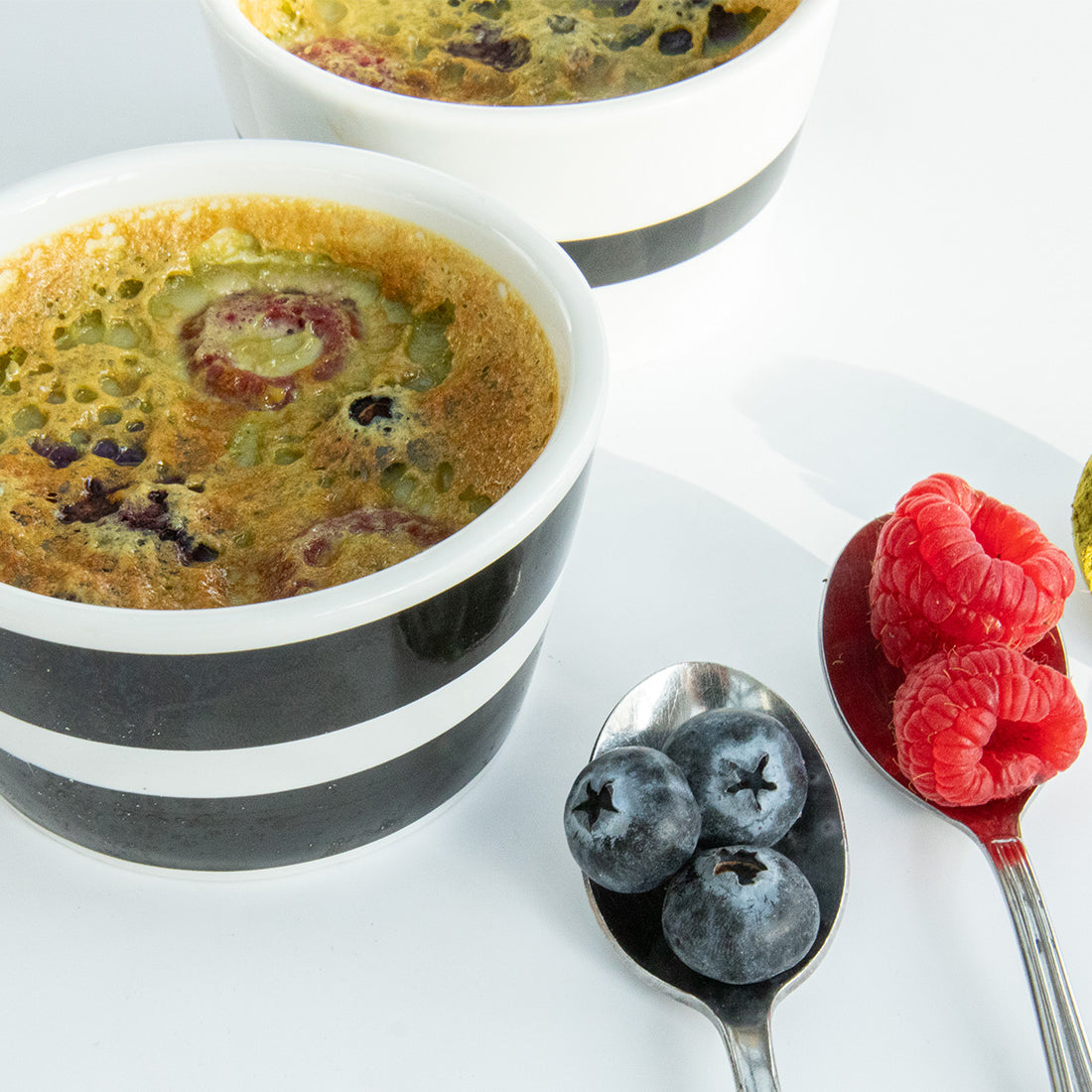 Matchacrème met rode vruchten