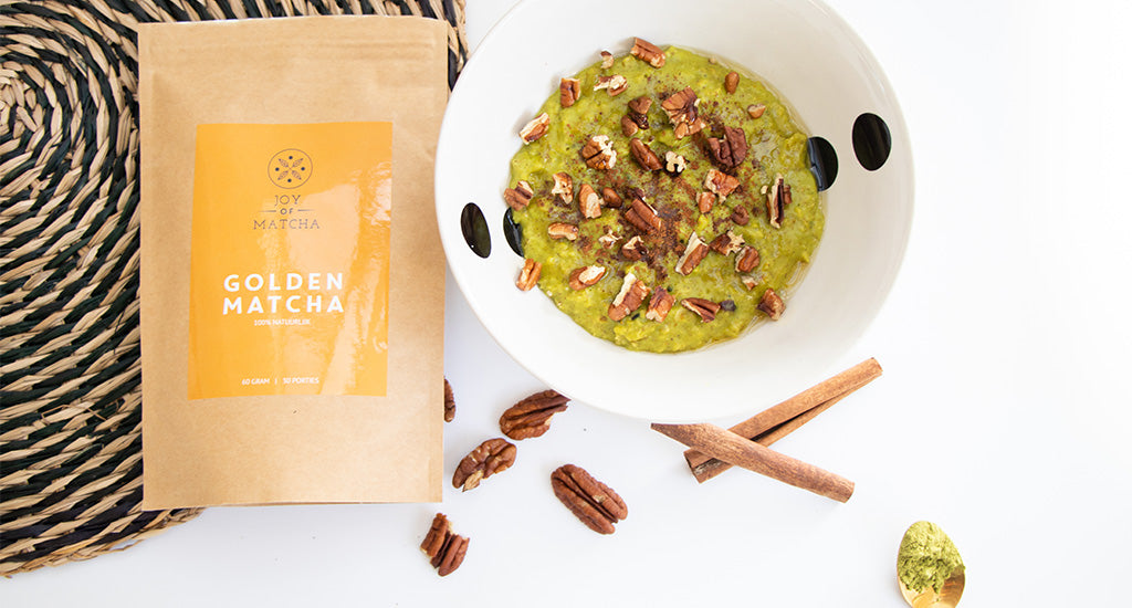 Havermout met kurkuma en pecannoten