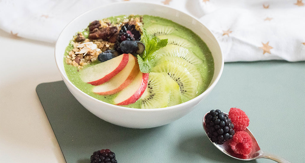 Ontbijt smoothie bowl met bosvruchten