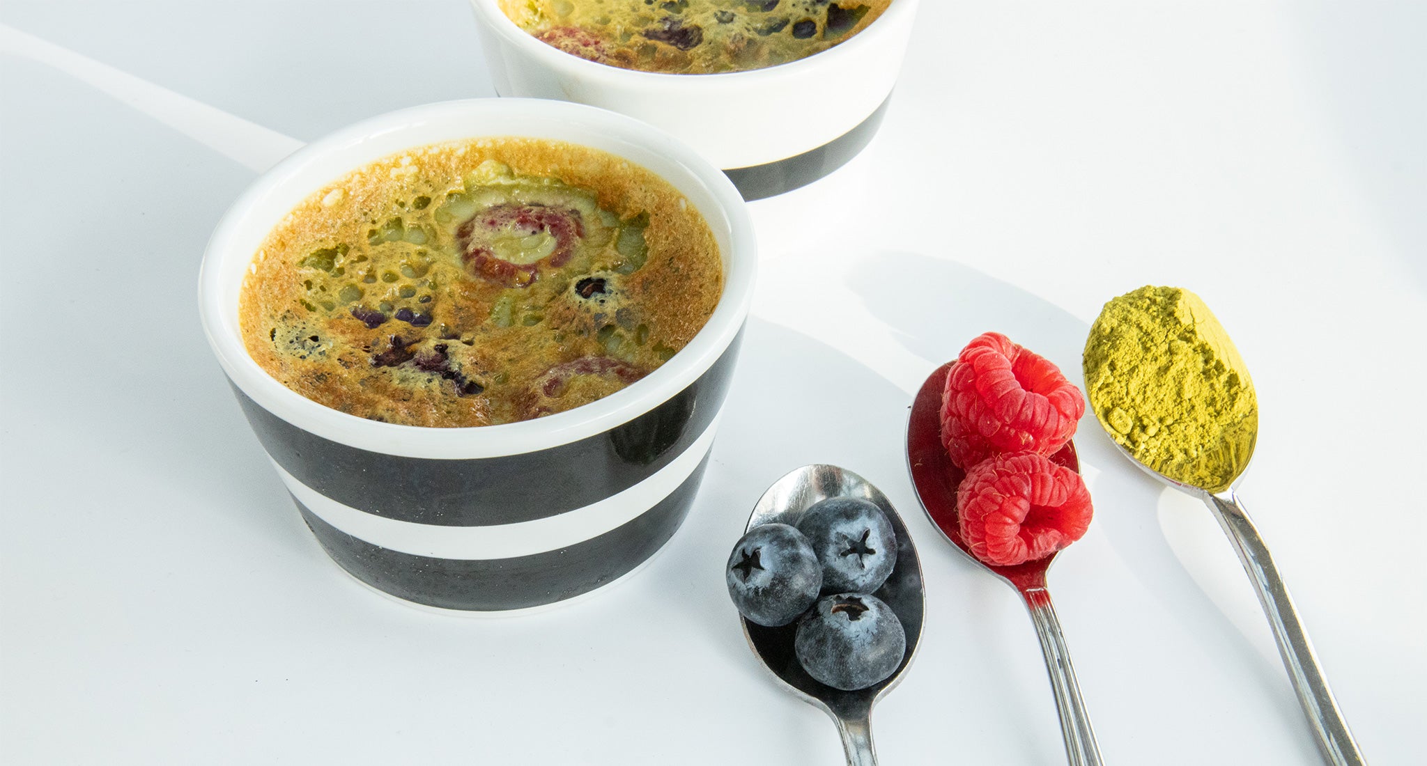 Matchacrème met rode vruchten