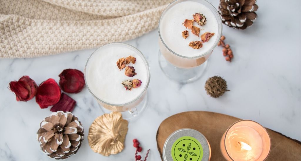 Kruidige Rooibos Matcha Latte met Rozenblaadjes, Kaneel en Vanille