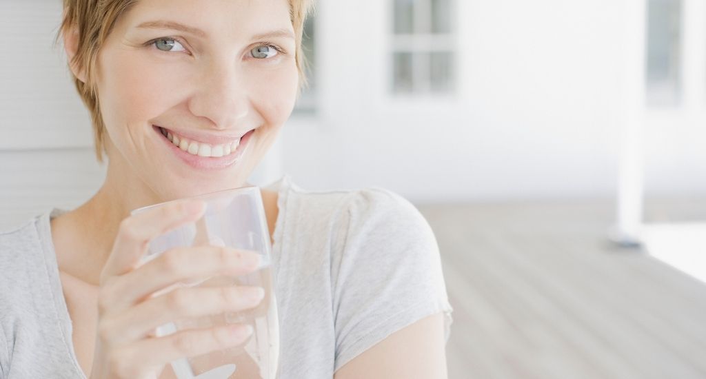 5 redenen waarom een glas water op de nuchtere maag gezond is