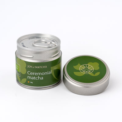 Bereide ceremoniële matcha thee met schuimlaag authentieke Japanse groene thee
